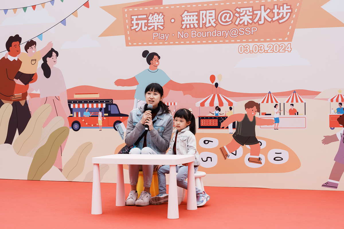  幼兒與家長表演短劇